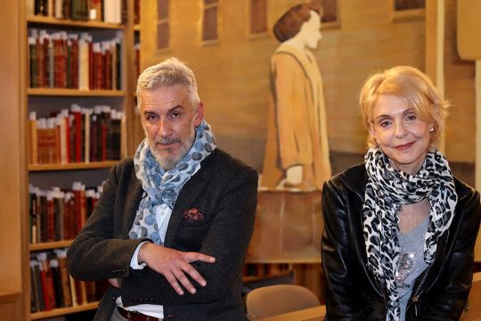 Η Ναταλία Τσαλίκη με τον Άρη Λεμπεσόπουλο στη Βιβλιοθήκη της ΕΣΗΕΑ